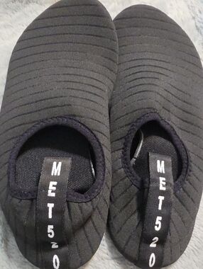 MET520, SZ 40/41 Unisex Black Slip-On Water Shoes with Subtle Stripe Texture